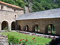 Abbaye Saint-Martin-du-Canigou, Cloitre et jardin